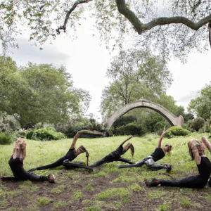 Ioga a l'aire lliure als parcs de Londres: els millors llocs per practicar a la natura